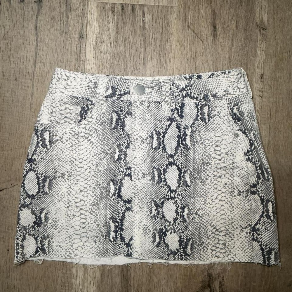 YMI white & blue snakeskin mini skirt Size 3